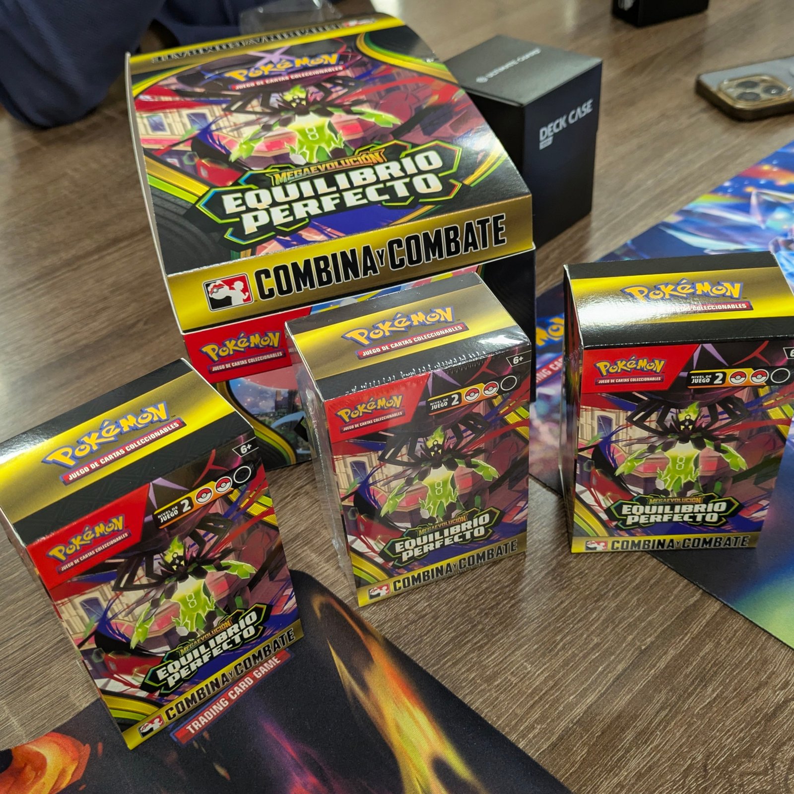 Jugando en un prerelease de Pokémon TCG